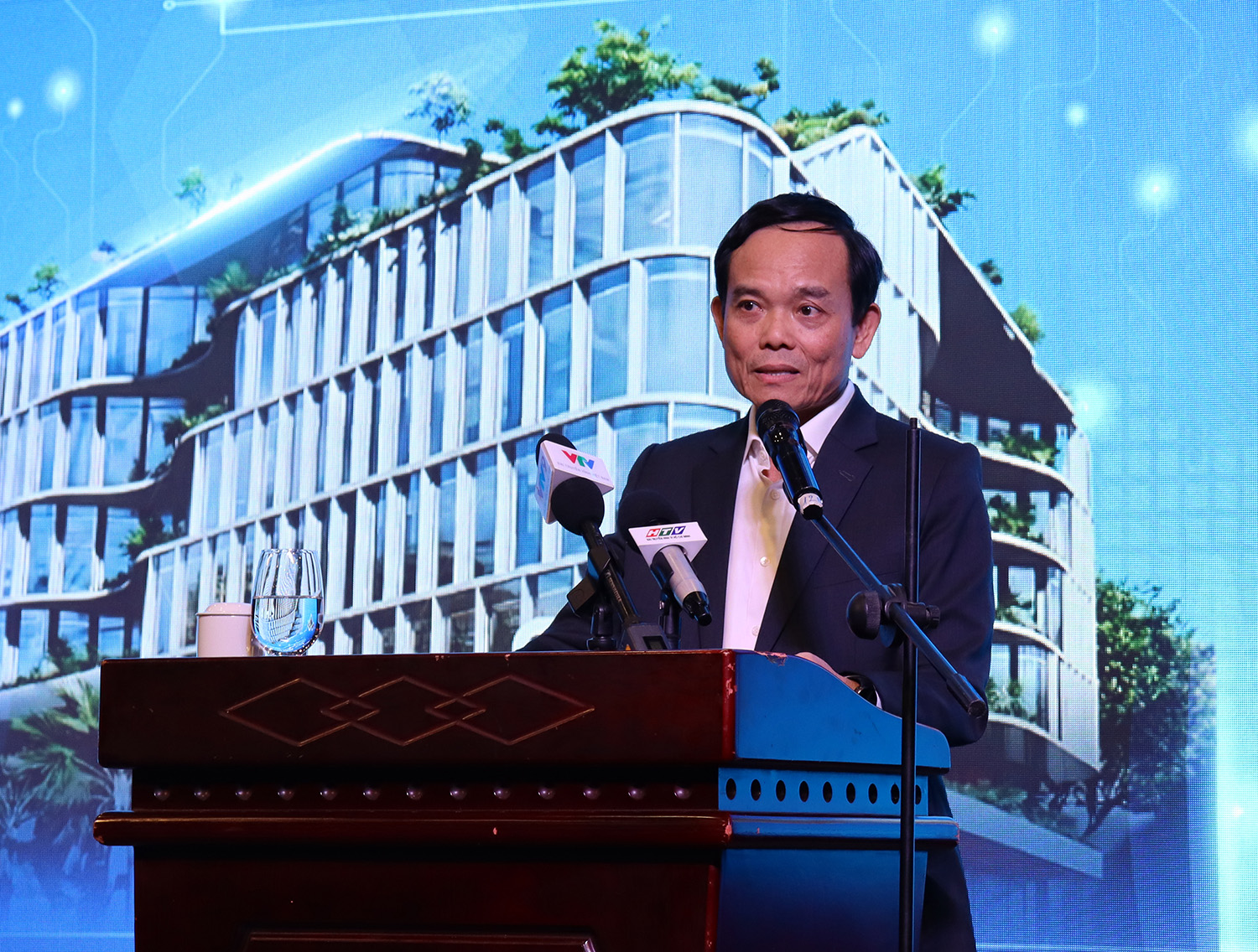 Bí thư TP.HCM: Phát triển khoa học công nghệ là nhiệm vụ bắt buộc - 2