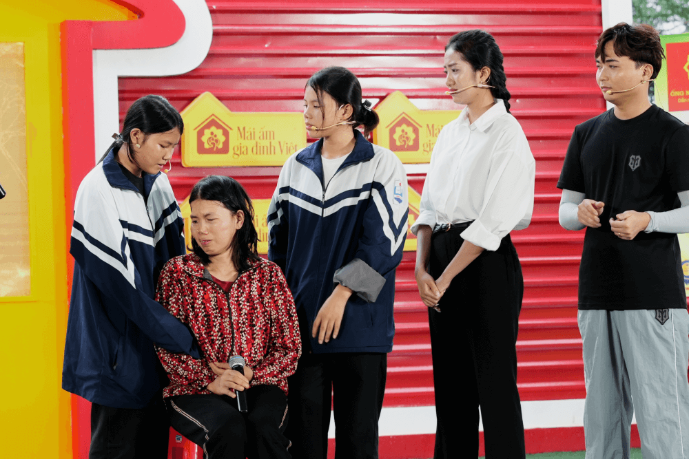 Hoa hậu Trúc Linh, ca sĩ Huy R nghẹn ngào trước nghị lực phi thường của cô bé 17 tuổi - 5