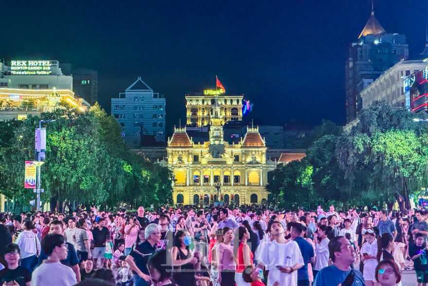 Nhiều hoạt động rộn ràng đón chào năm mới 2026 tại TP.HCM mới - 5