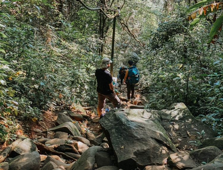 Núi Bà Đen mở lại hoạt động leo núi với nhiều quy định an toàn