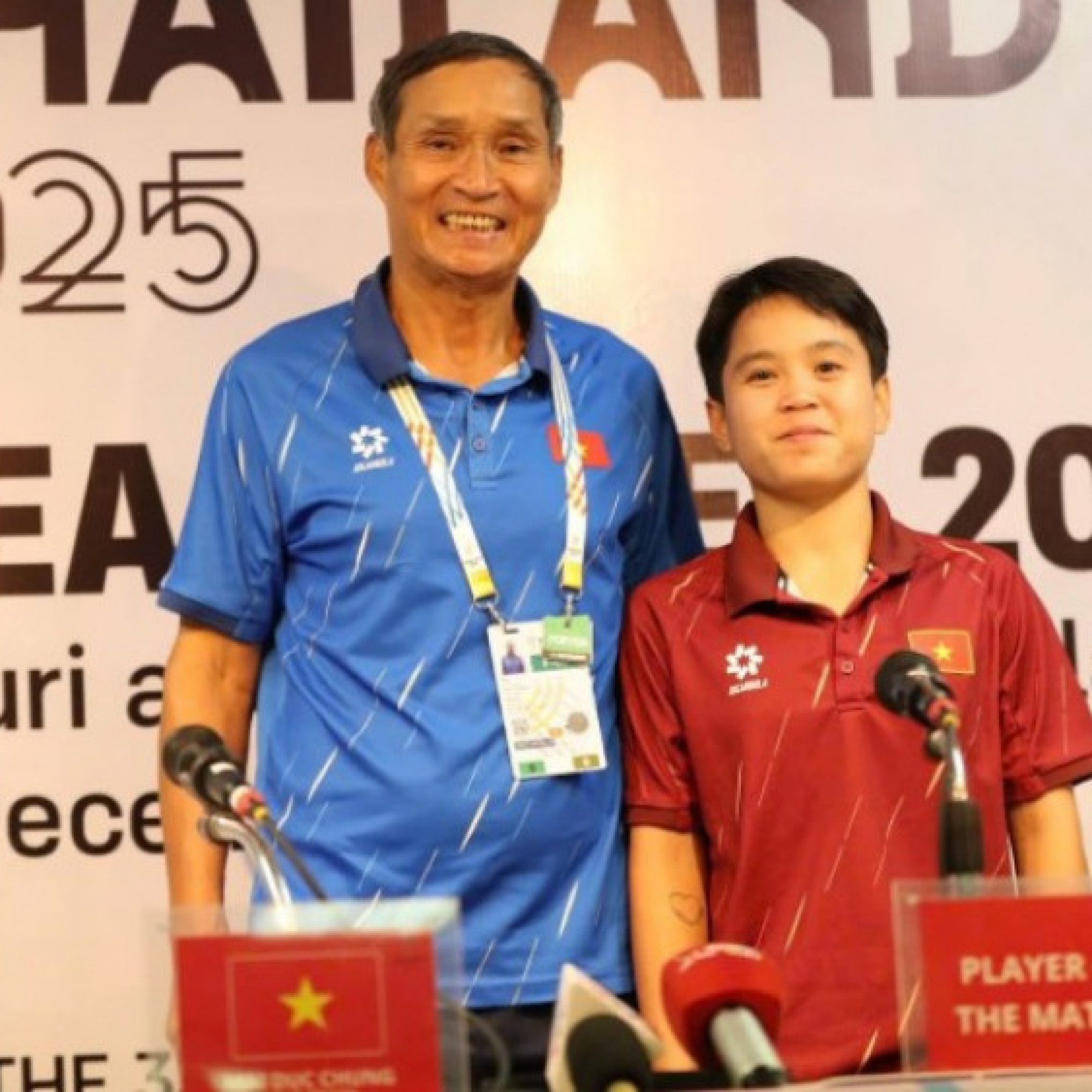  - HLV Mai Đức Chung cảm ơn 10 CĐV, ĐT nữ Việt Nam được thưởng 700 triệu đồng