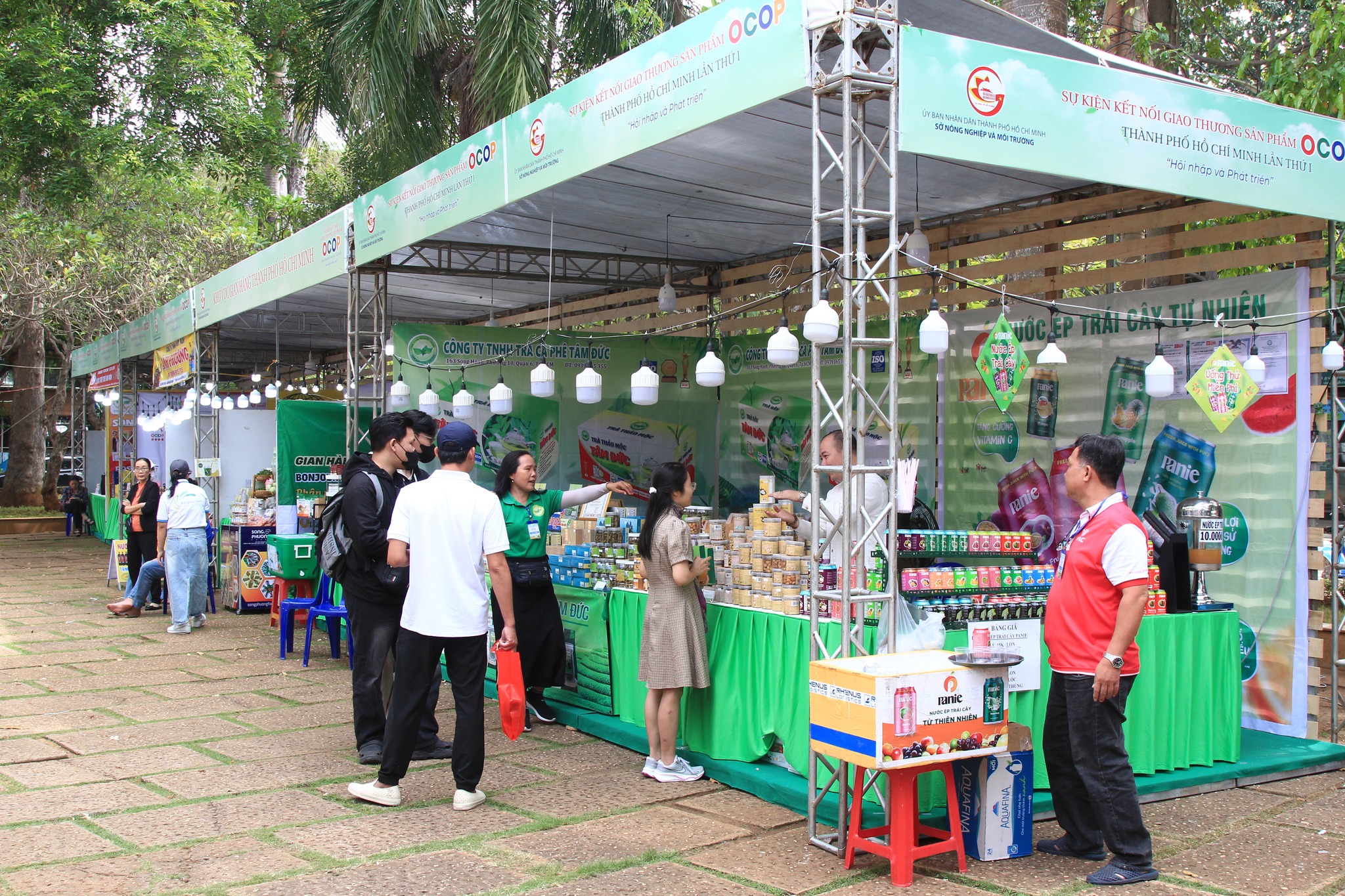 Hàng hóa đặc sản vùng miền 'đổ bộ' Bãi Sau, phường Vũng Tàu - 2