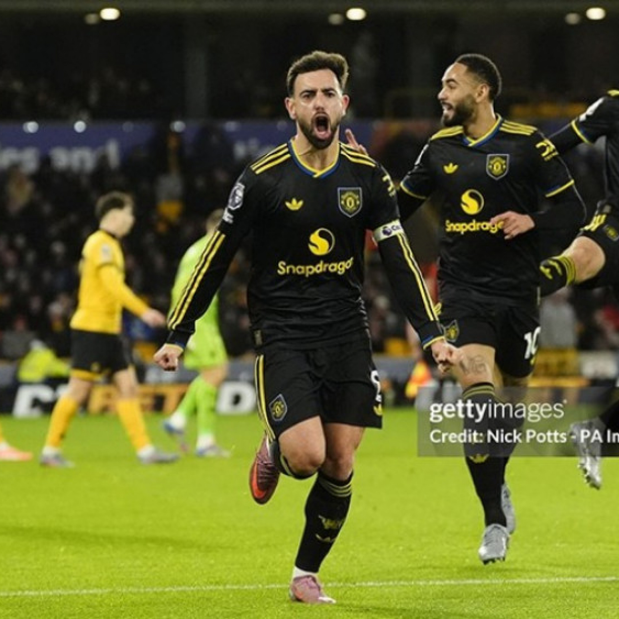  - Ngoại hạng Anh căng thẳng, sít sao nhất từ xưa đến nay: Quá giàu và... quá bất ổn