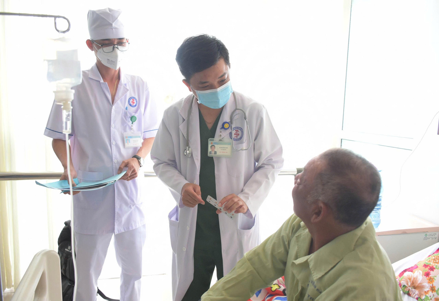 Bệnh viện Sóc Trăng cứu sống bệnh nhân nguy kịch trên đường chuyển tuyến - 1