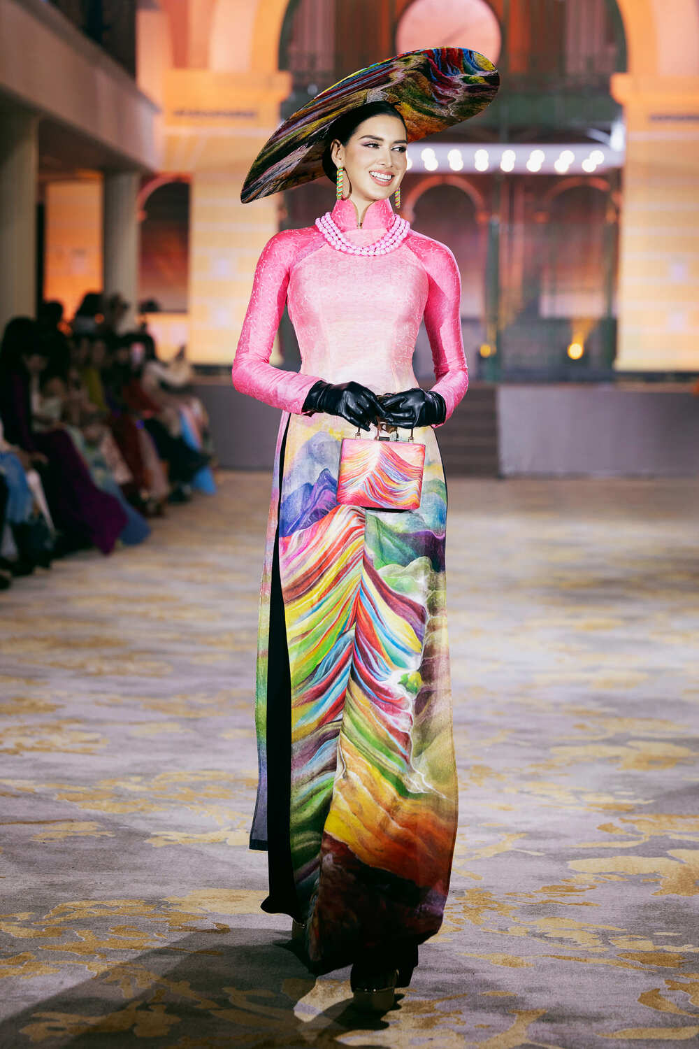 Miss Cosmo 2025: Dàn hoa hậu quốc tế trình diễn áo dài trên du thuyền - 5