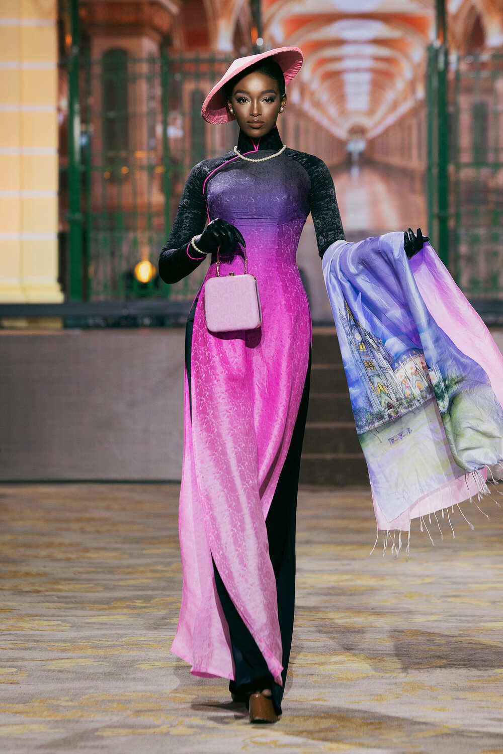 Miss Cosmo 2025: Dàn hoa hậu quốc tế trình diễn áo dài trên du thuyền - 2