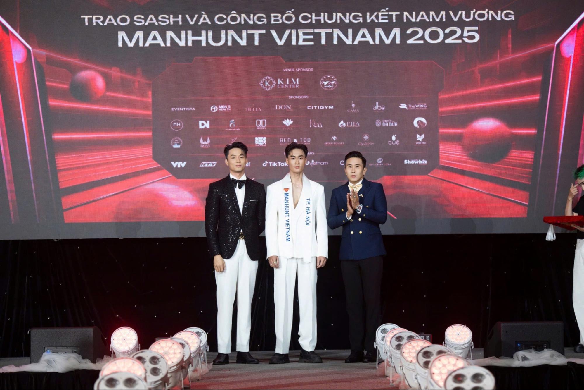 Á vương Vũ Linh trao sash cho dàn thí sinh Manhunt Vietnam 2025 - 4