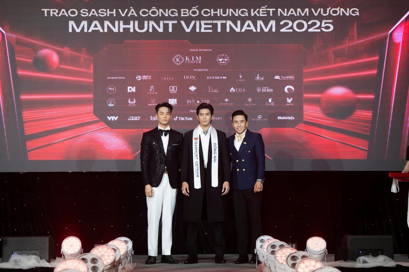 Á vương Vũ Linh trao sash cho dàn thí sinh Manhunt Vietnam 2025 - 3