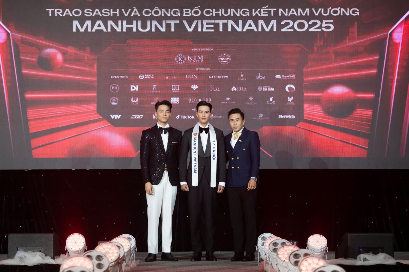 Á vương Vũ Linh trao sash cho dàn thí sinh Manhunt Vietnam 2025 - 2