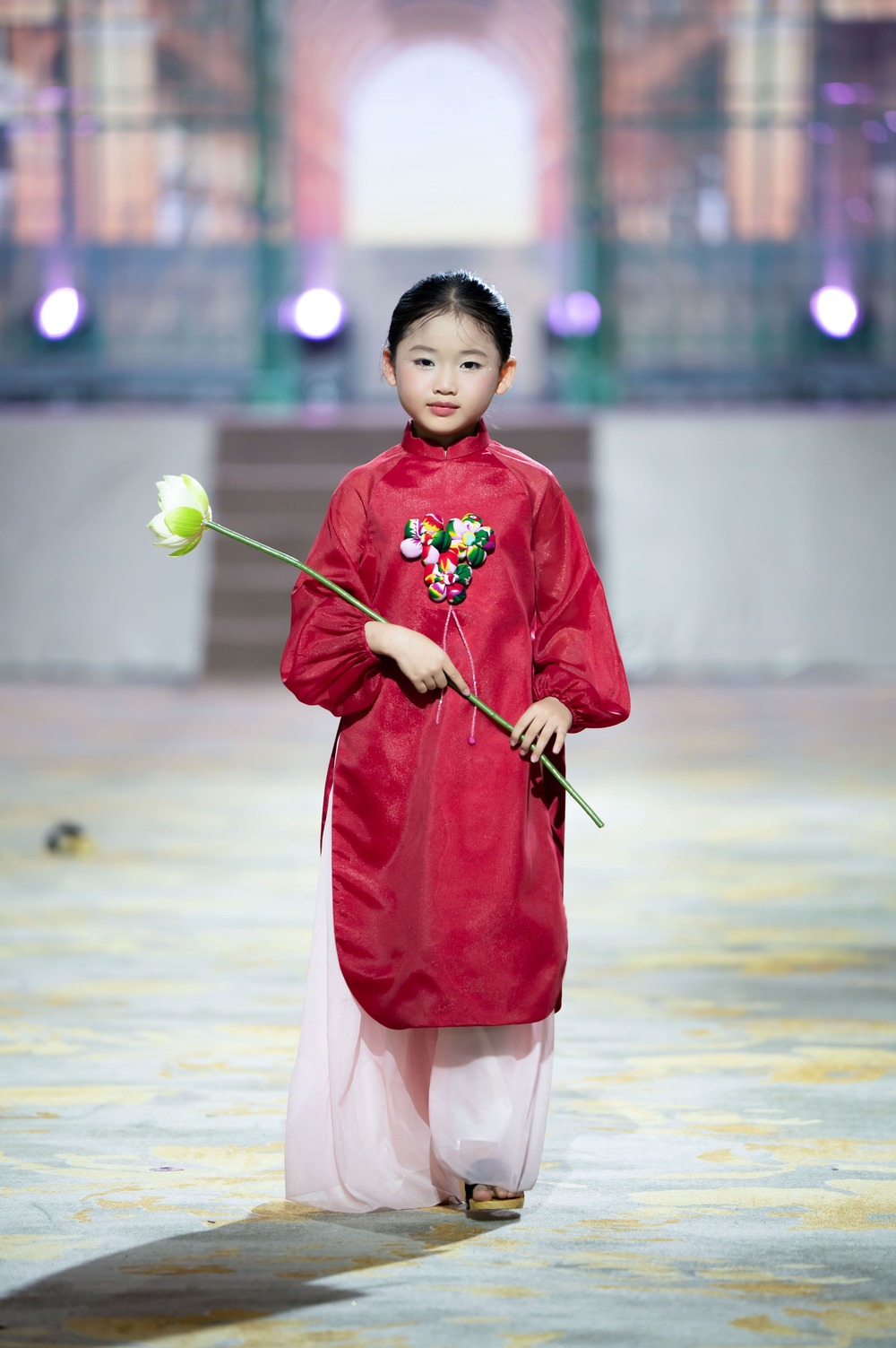 36 mẫu nhí tự tin trình diễn áo dài trên du thuyền - 1