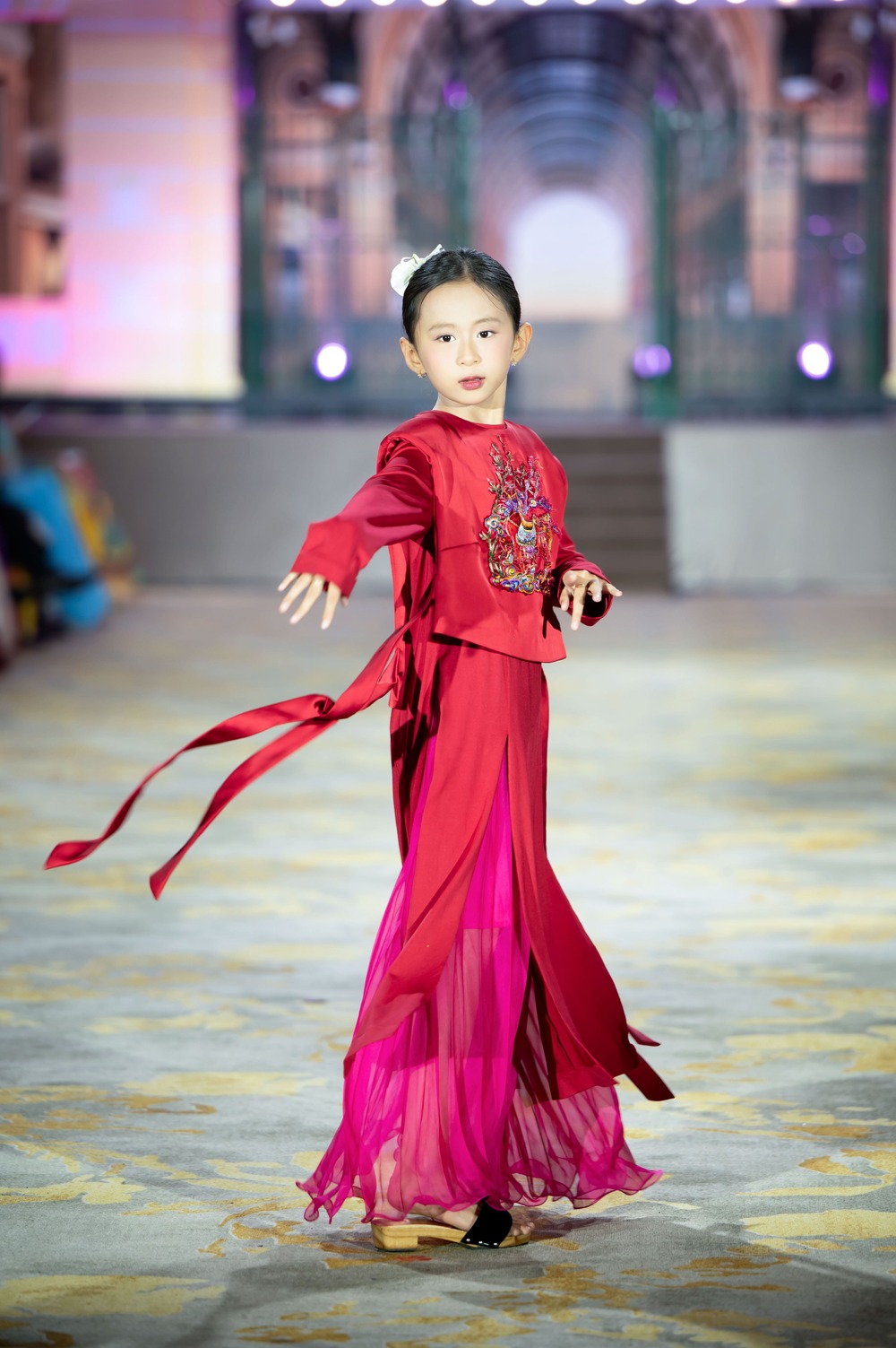 36 mẫu nhí tự tin trình diễn áo dài trên du thuyền - 2