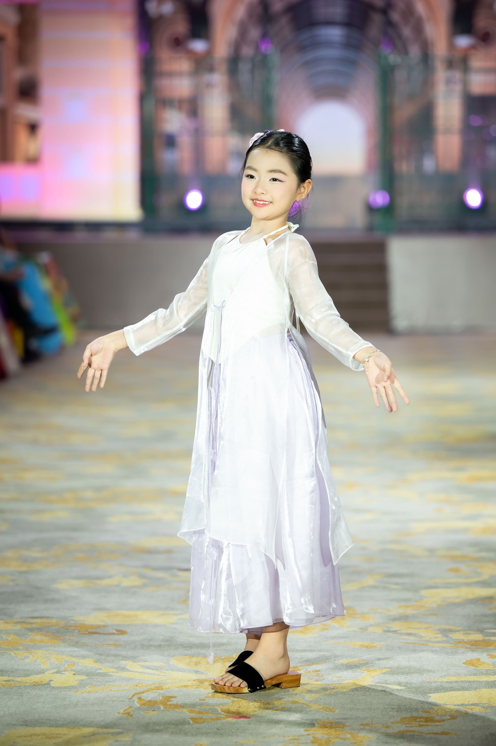 36 mẫu nhí tự tin trình diễn áo dài trên du thuyền - 3