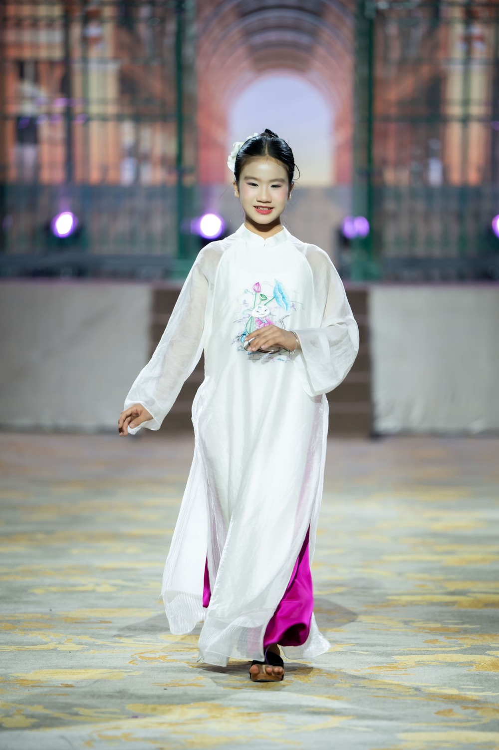 36 mẫu nhí tự tin trình diễn áo dài trên du thuyền - 4