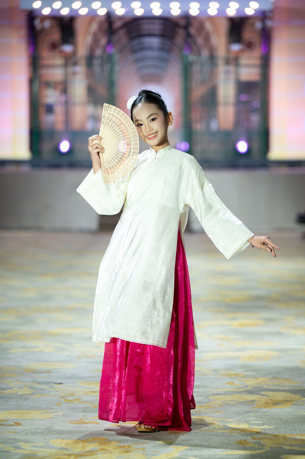 36 mẫu nhí tự tin trình diễn áo dài trên du thuyền - 5