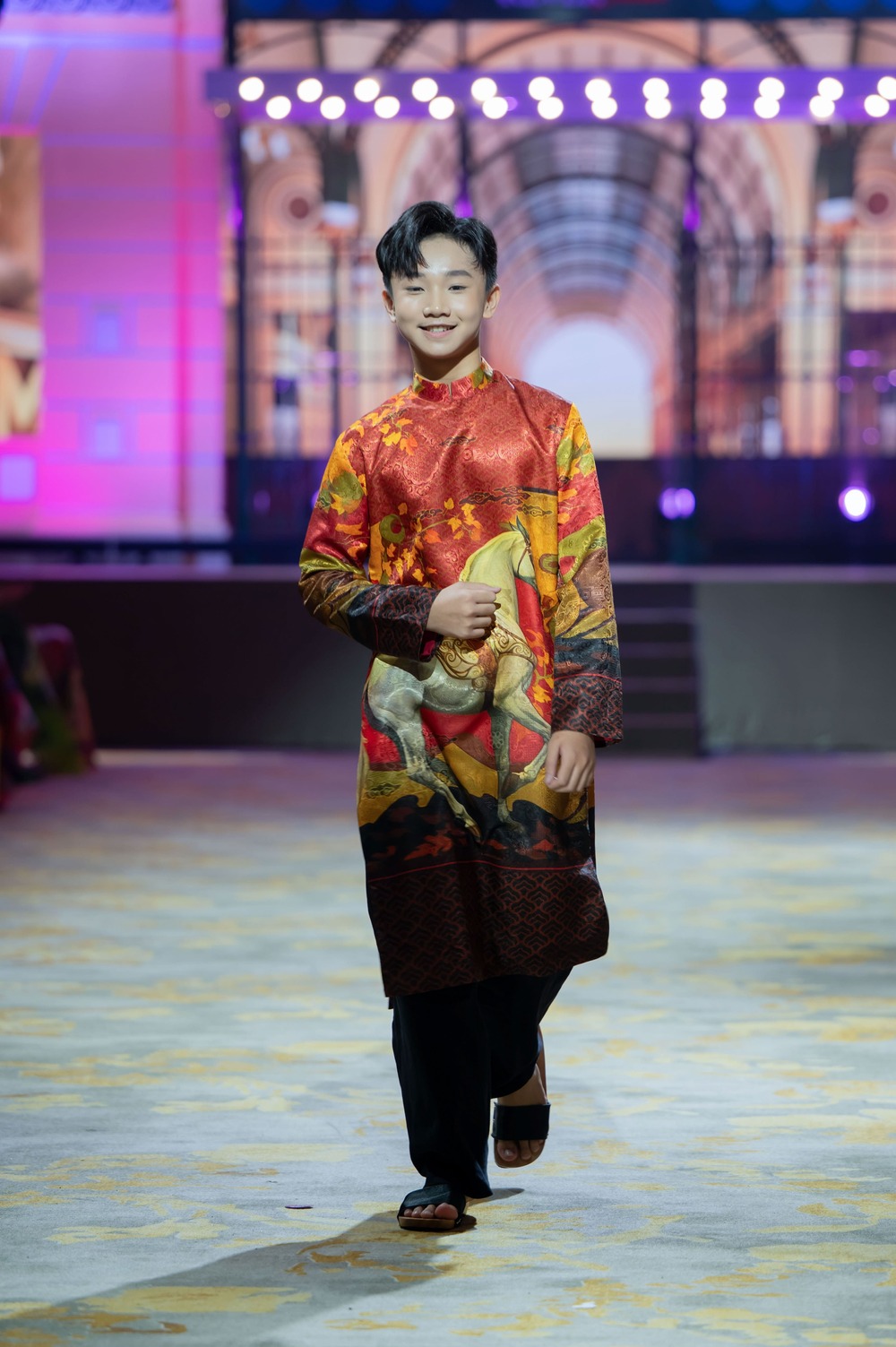 36 mẫu nhí tự tin trình diễn áo dài trên du thuyền - 6