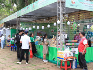 Hàng hóa đặc sản vùng miền 'đổ bộ' Bãi Sau, phường Vũng Tàu