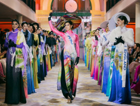  - Miss Cosmo 2025: Dàn hoa hậu quốc tế trình diễn áo dài trên du thuyền