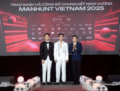 Á vương Vũ Linh trao sash cho dàn thí sinh Manhunt Vietnam 2025