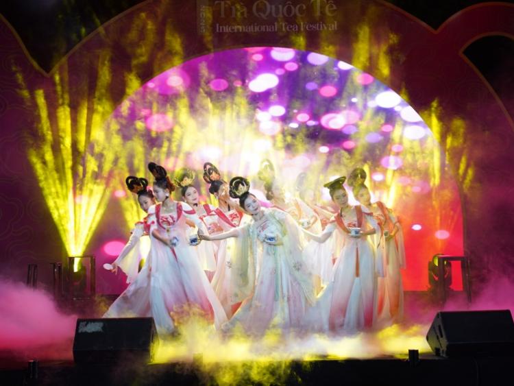 Gần 2.500 lượt khách trải nghiệm Liên hoan Trà Quốc tế - Huế 2025
