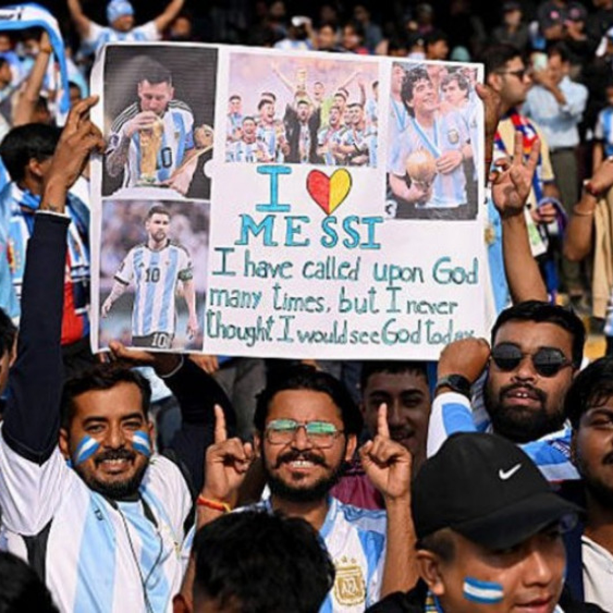  - Hàng chục ngàn fan Ấn Độ chào đón Messi từ 1h30 sáng, mang biểu ngữ tôn sùng