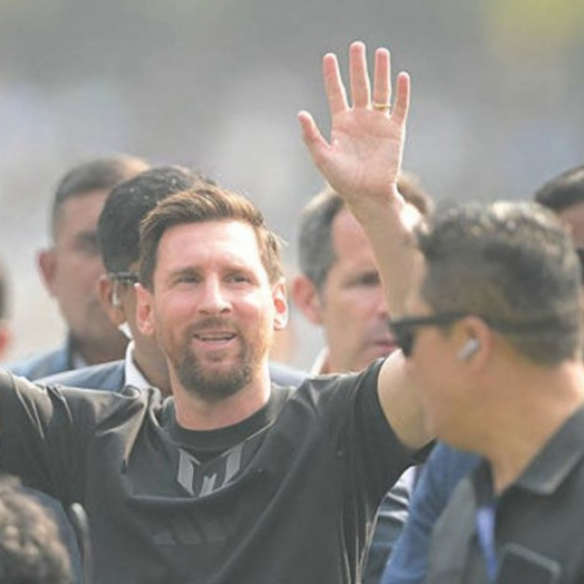  - Messi đến rồi đi như cơn gió, fan Ấn Độ nổi giận gây bạo loạn trong SVĐ