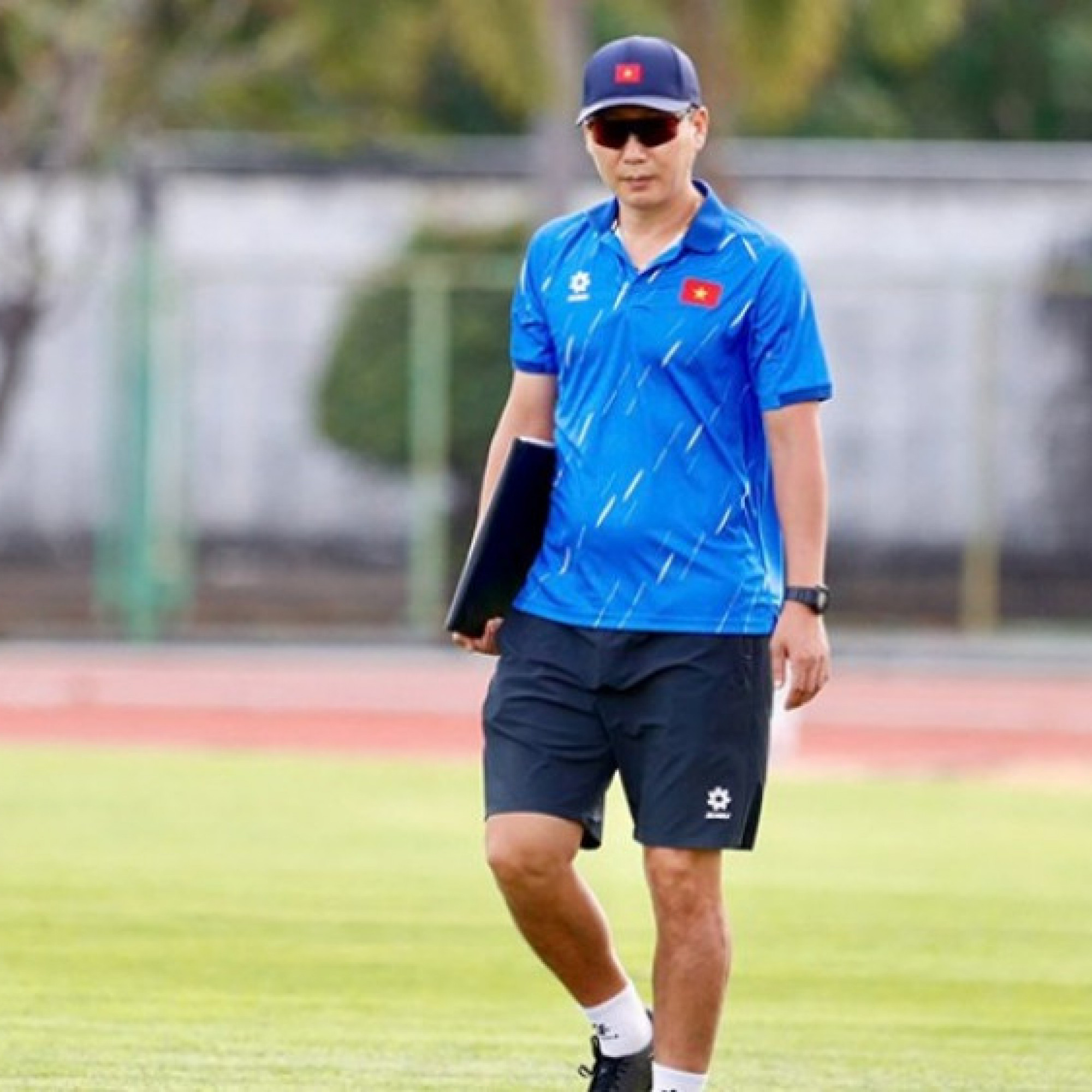  - U22 Việt Nam đổi sân tập xa hơn, thầy Kim kích hoạt chế độ tập trung cao độ cho bán kết