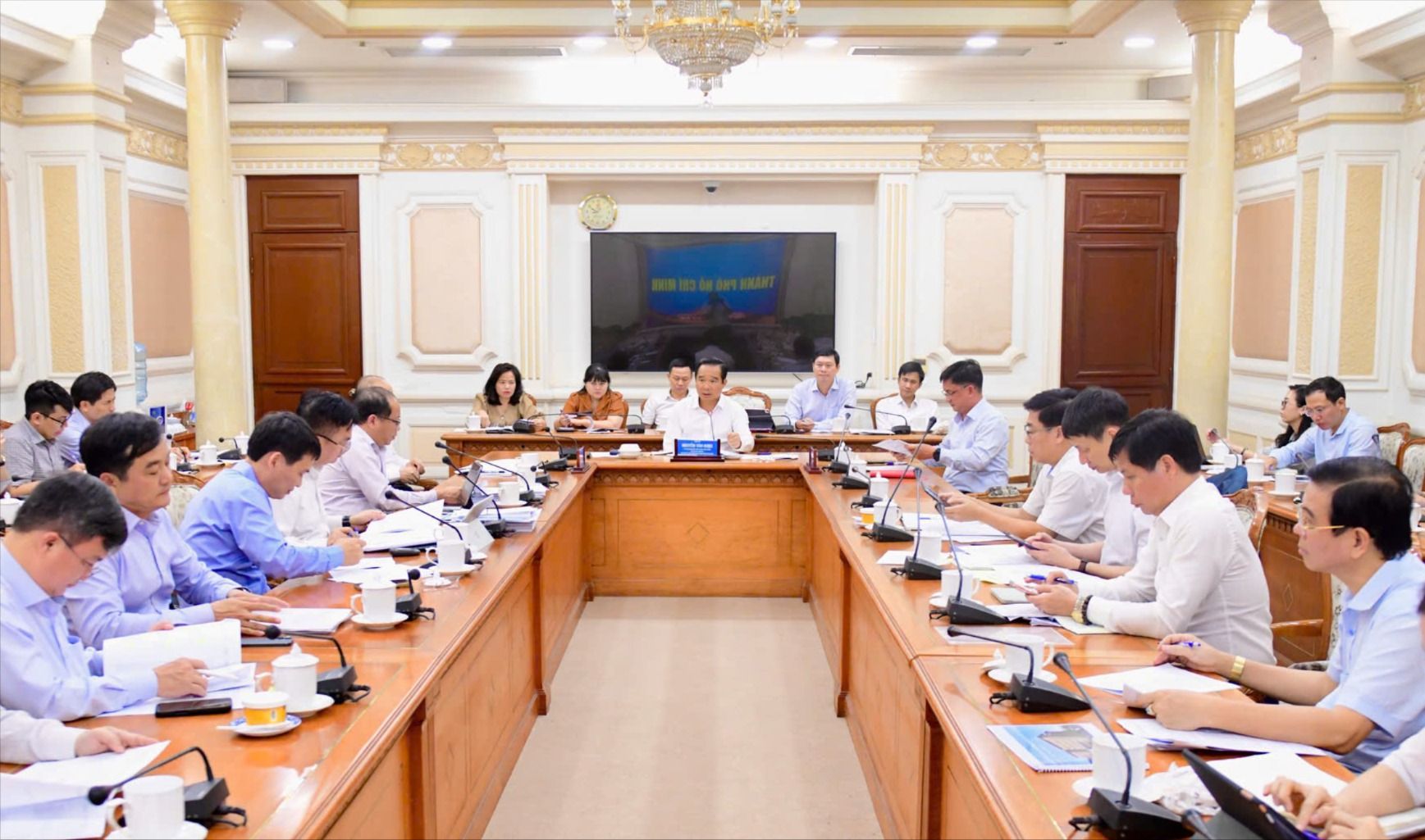 UBND TP.HCM họp cả buổi tối, triển khai ngay Nghị quyết 98 sửa đổi - 2