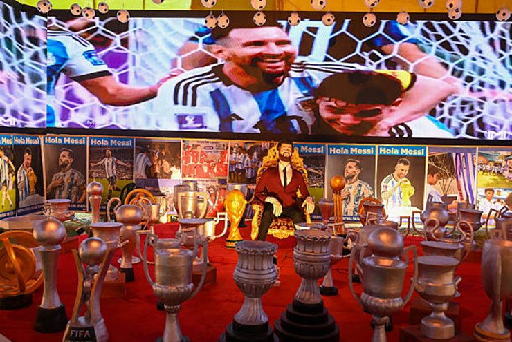 Hàng chục ngàn fan Ấn Độ chào đón Messi từ 1h30 sáng, mang biểu ngữ tôn sùng - 6