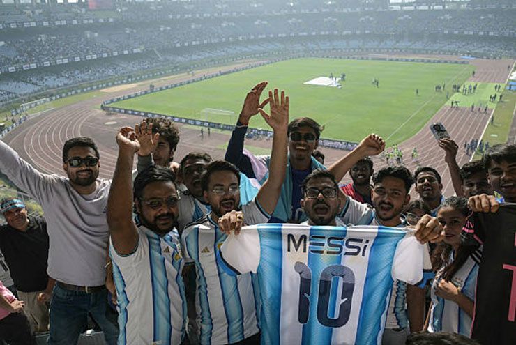 Hàng chục ngàn fan Ấn Độ chào đón Messi từ 1h30 sáng, mang biểu ngữ tôn sùng - 5