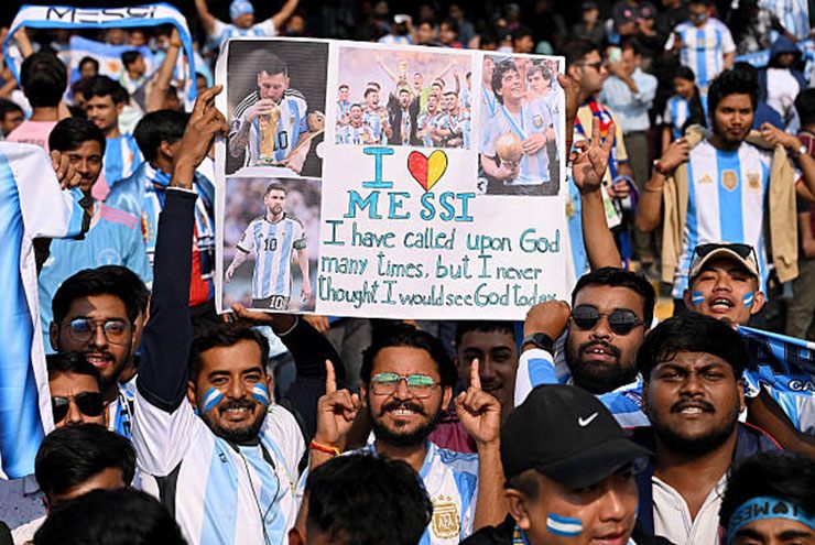 Hàng chục ngàn fan Ấn Độ chào đón Messi từ 1h30 sáng, mang biểu ngữ tôn sùng - 2