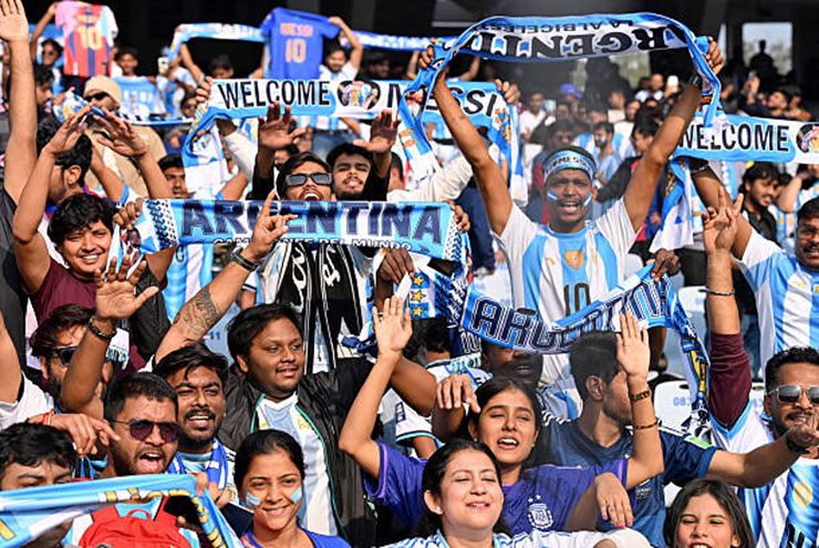 Hàng chục ngàn fan Ấn Độ chào đón Messi từ 1h30 sáng, mang biểu ngữ tôn sùng - 4