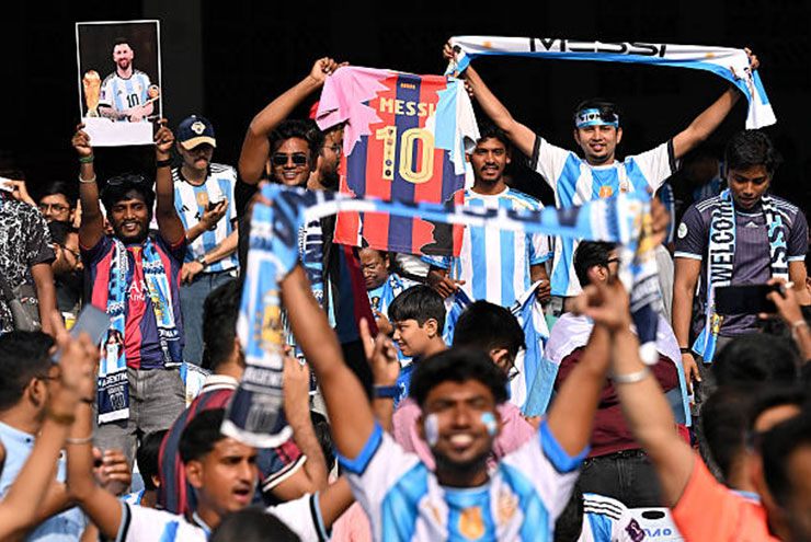 Hàng chục ngàn fan Ấn Độ chào đón Messi từ 1h30 sáng, mang biểu ngữ tôn sùng - 3