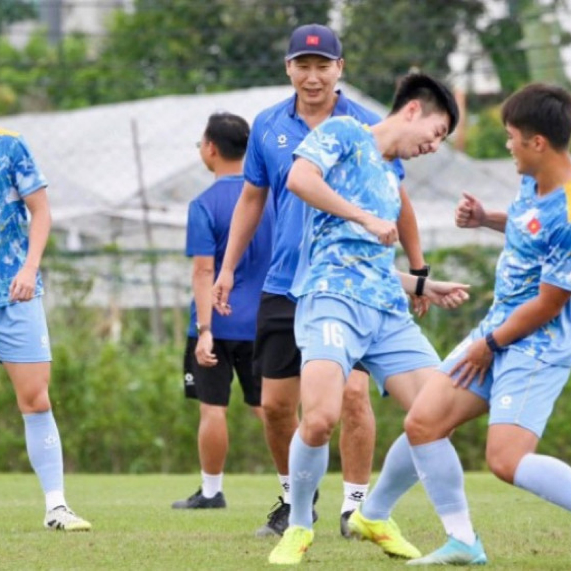  - HLV Kim Sang Sik cho U22 Việt Nam tập gì trước bán kết SEA Games?