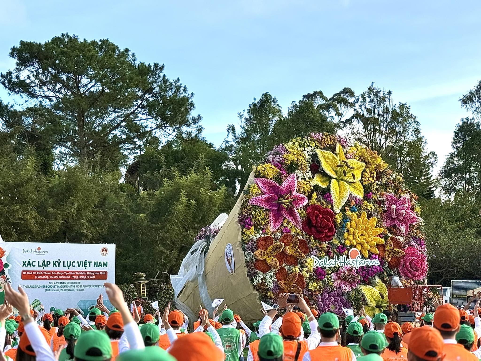 Check in 'cạn pin' với bó hoa ở Đà Lạt nặng 10 tấn, to nhất Việt Nam - 7