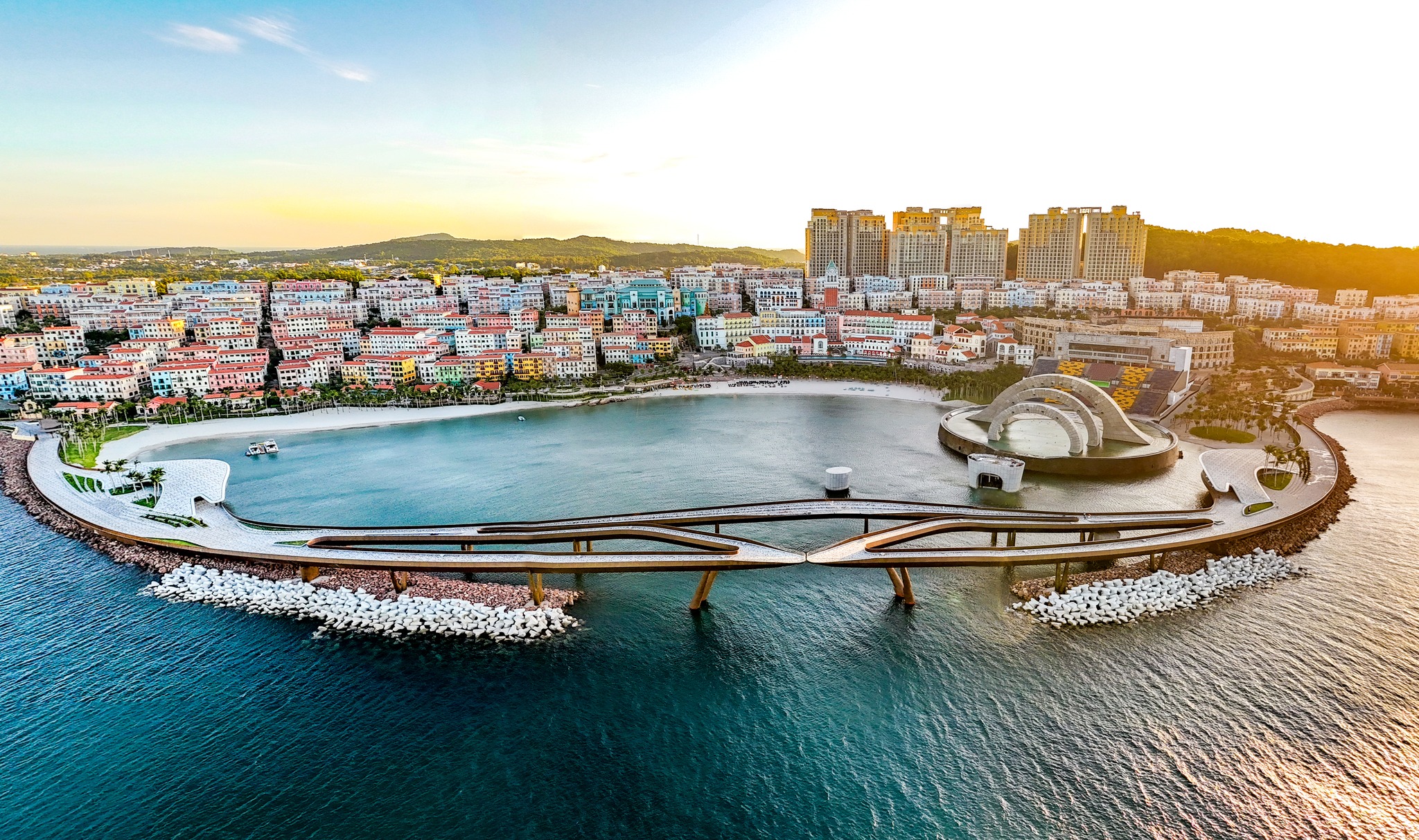 Kỳ lạ cây cầu ở Việt Nam để dành cho những nụ hôn, không phải để đi qua - 2