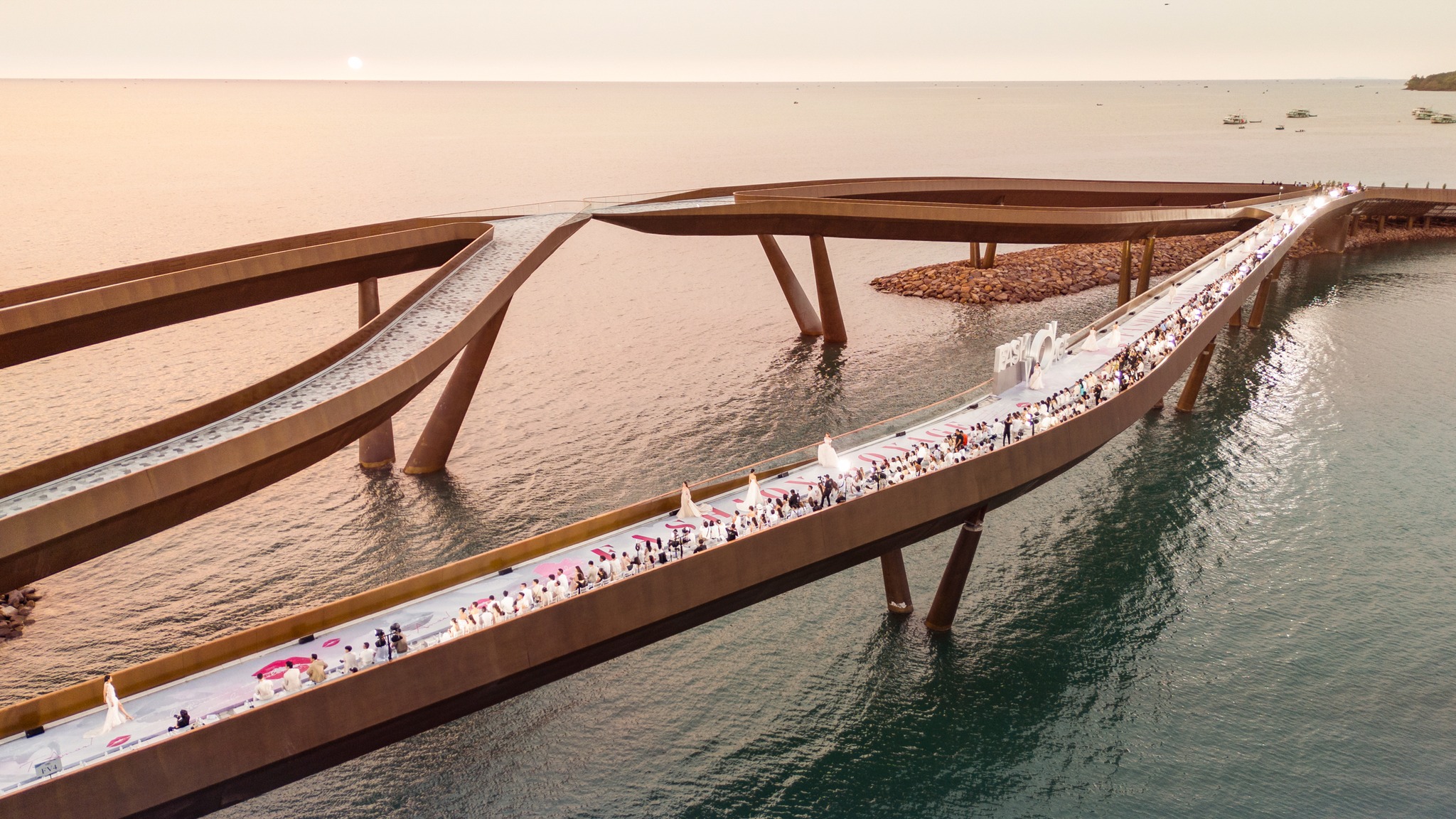 Kỳ lạ cây cầu ở Việt Nam để dành cho những nụ hôn, không phải để đi qua - 6