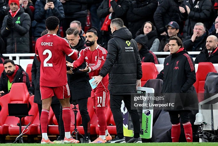 Liverpool tìm lại "long mạch": Salah hết giận dỗi, Slot tái sinh thánh địa Anfield - 2