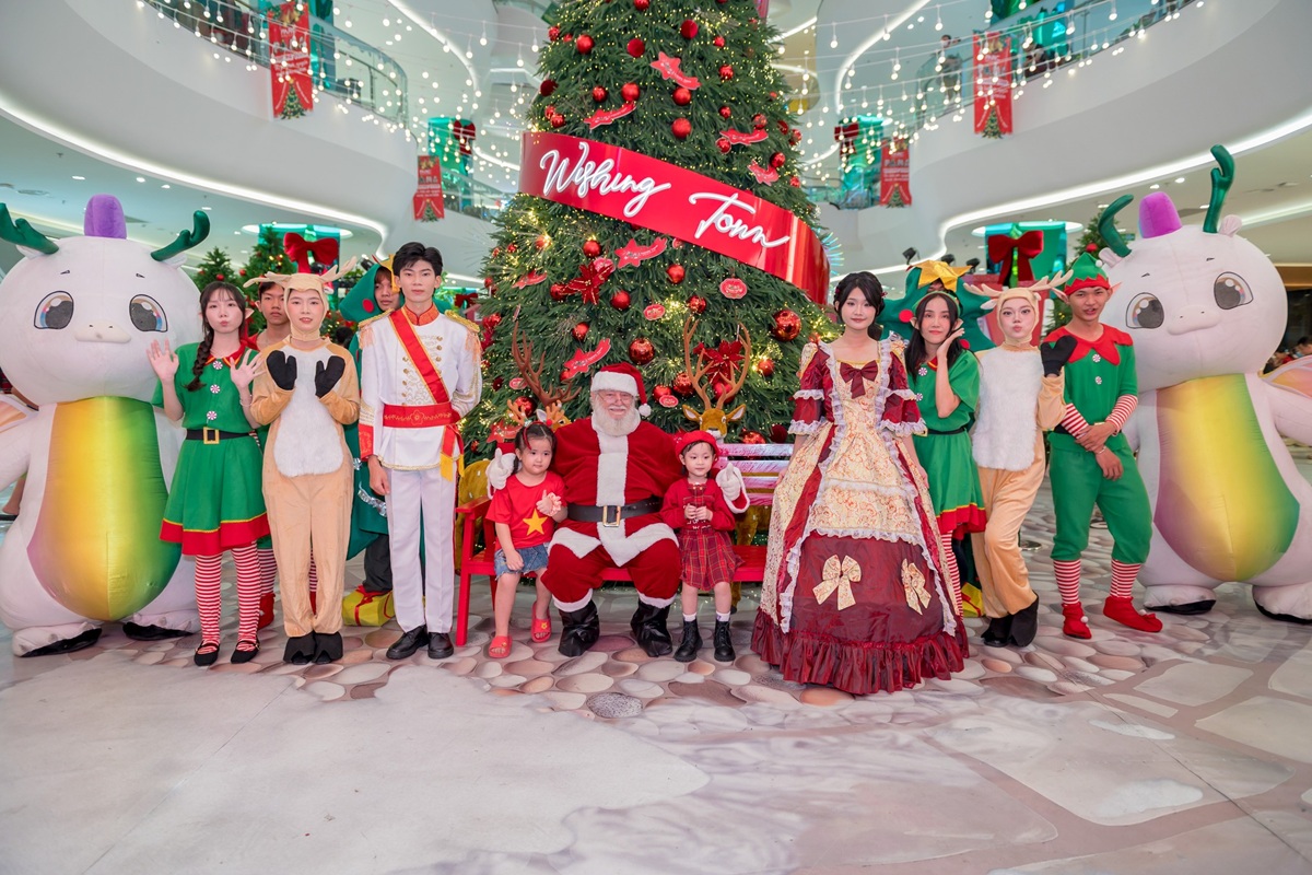 Mùa Giáng sinh rực rỡ đầy ánh sáng tại TP.HCM - 1