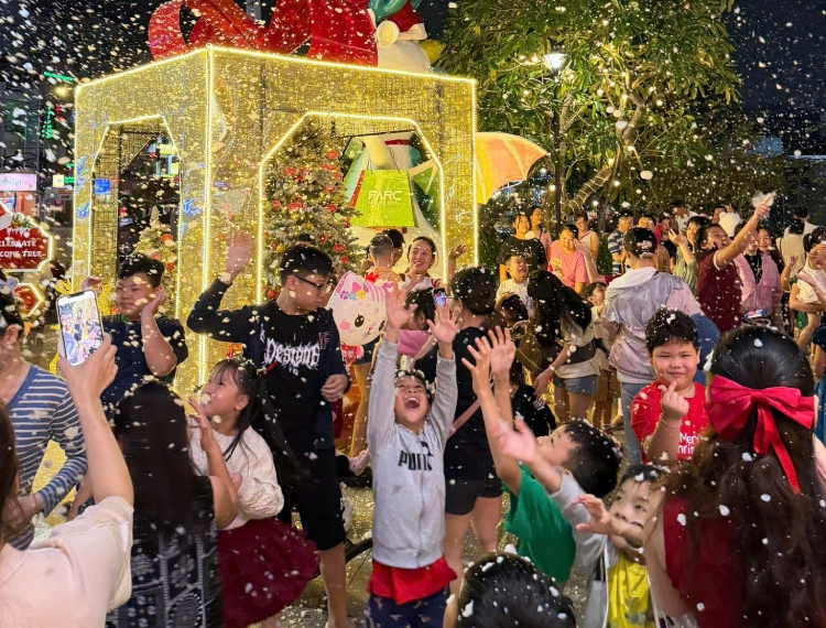 Mùa Giáng sinh rực rỡ đầy ánh sáng tại TP.HCM