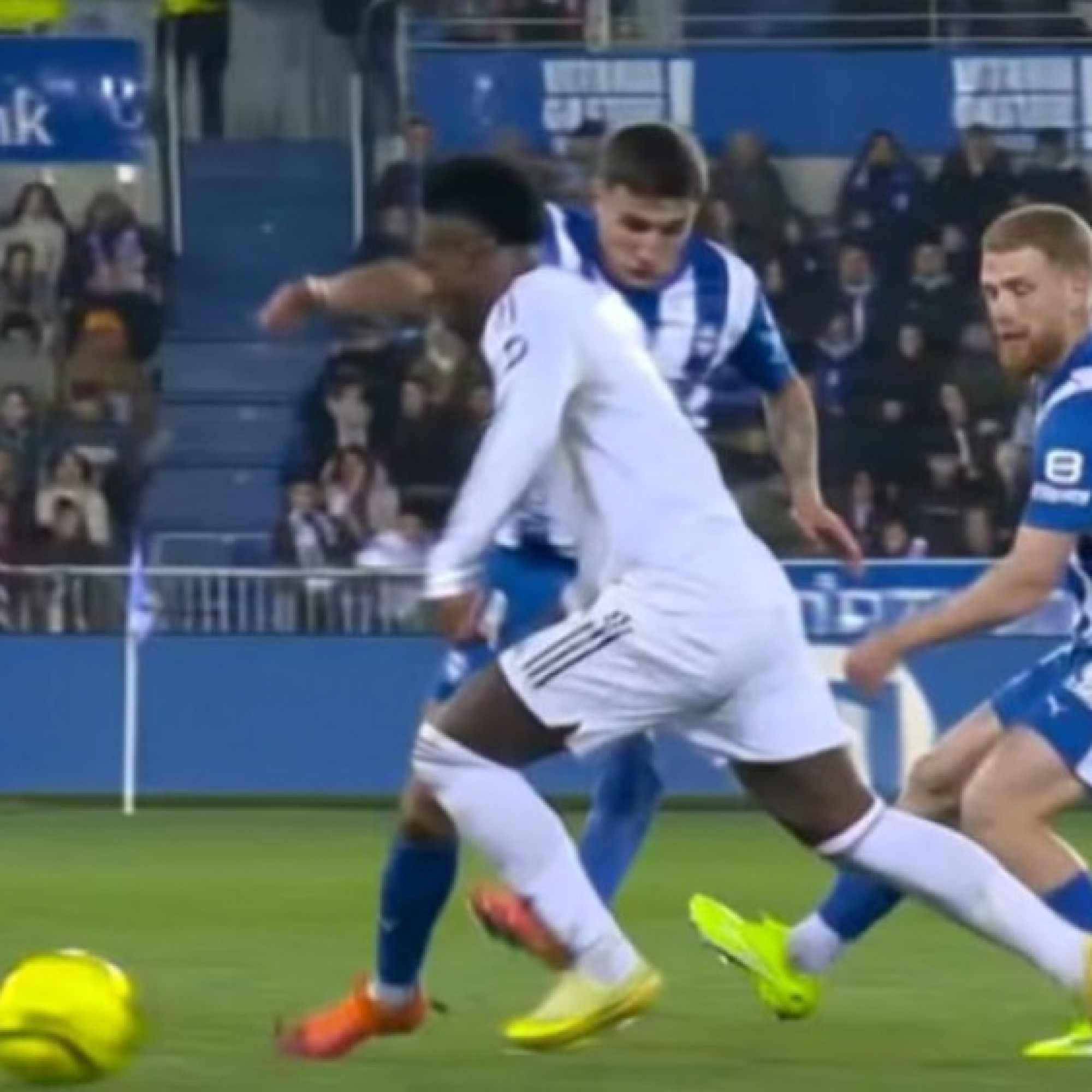  - Real tranh cãi với trọng tài: Alonso đòi phạt đền, đối thủ muốn thẻ đỏ cho Vinicius