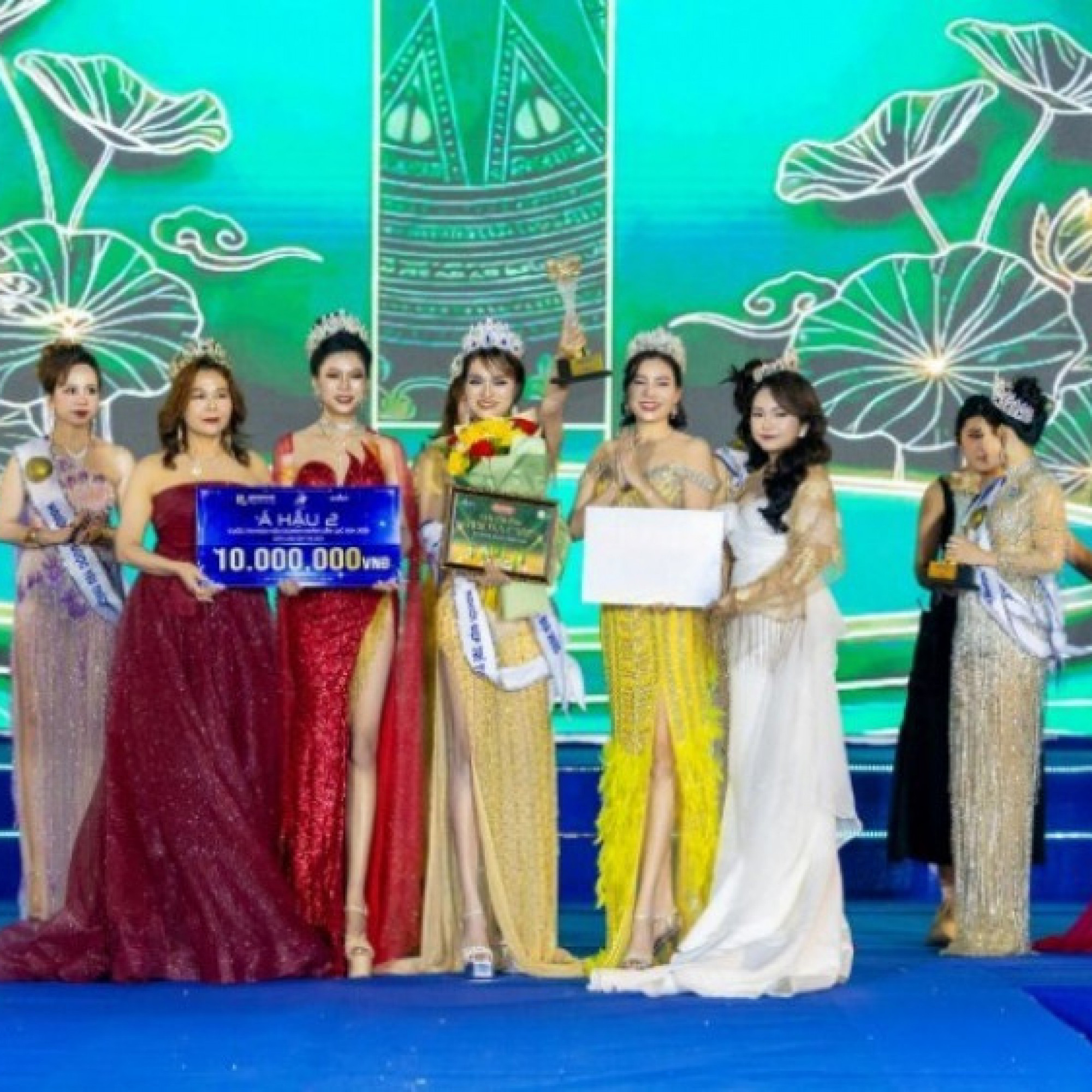 Khoảnh khắc thăng hoa: thí sinh Trần Thị Tú Uyên được vinh danh Á hậu 2 Miss Intercontinental Entrepreneur 2025