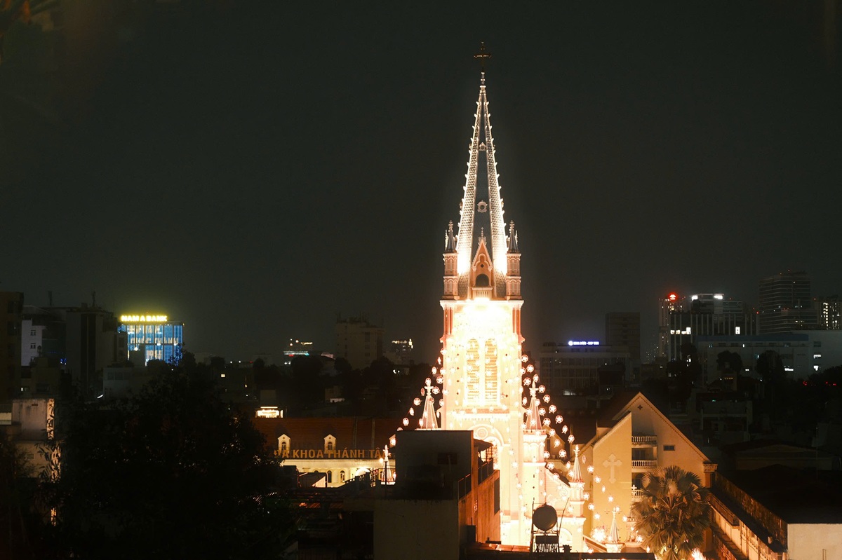 'nha tho mau hong' o tp.hcm trong sac den giang sinh - 1