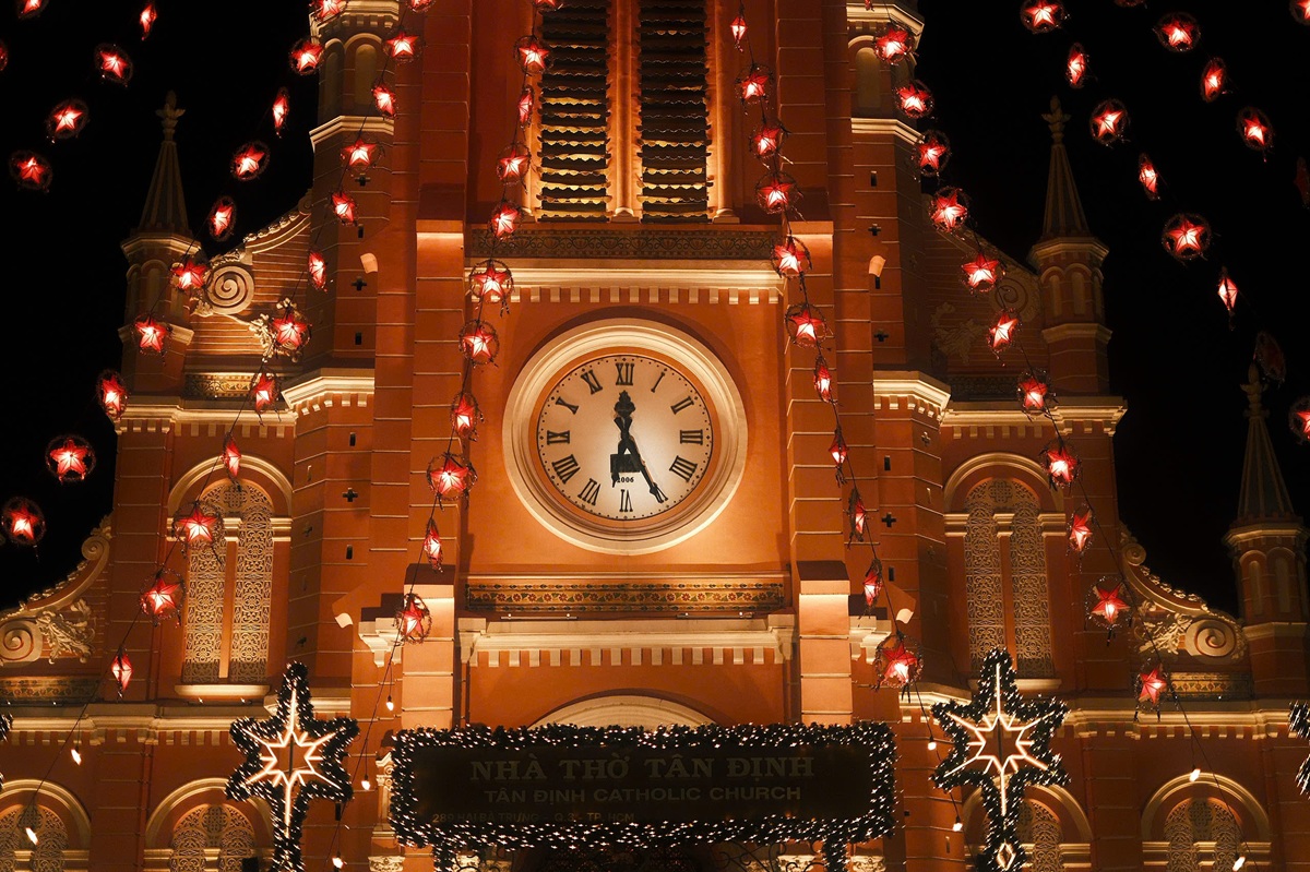 'nha tho mau hong' o tp.hcm trong sac den giang sinh - 4