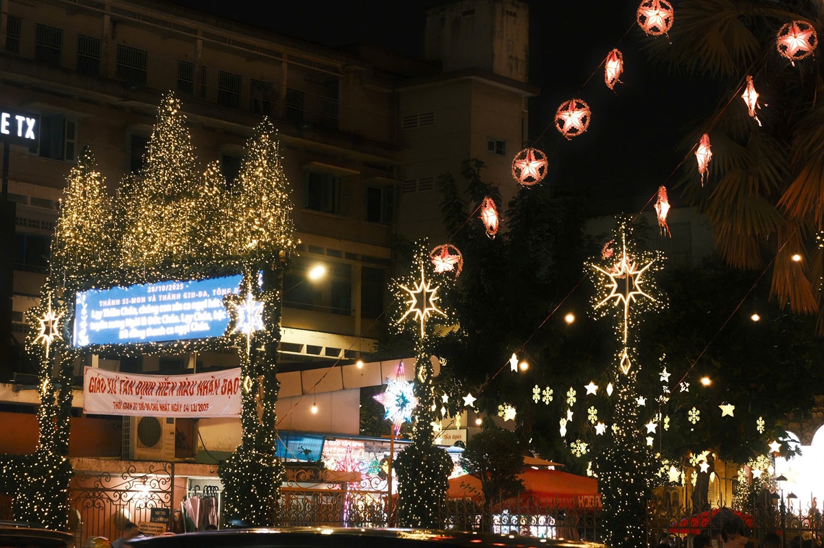 'nha tho mau hong' o tp.hcm trong sac den giang sinh - 6