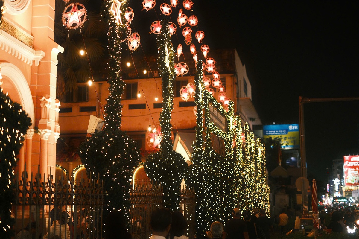 'nha tho mau hong' o tp.hcm trong sac den giang sinh - 3