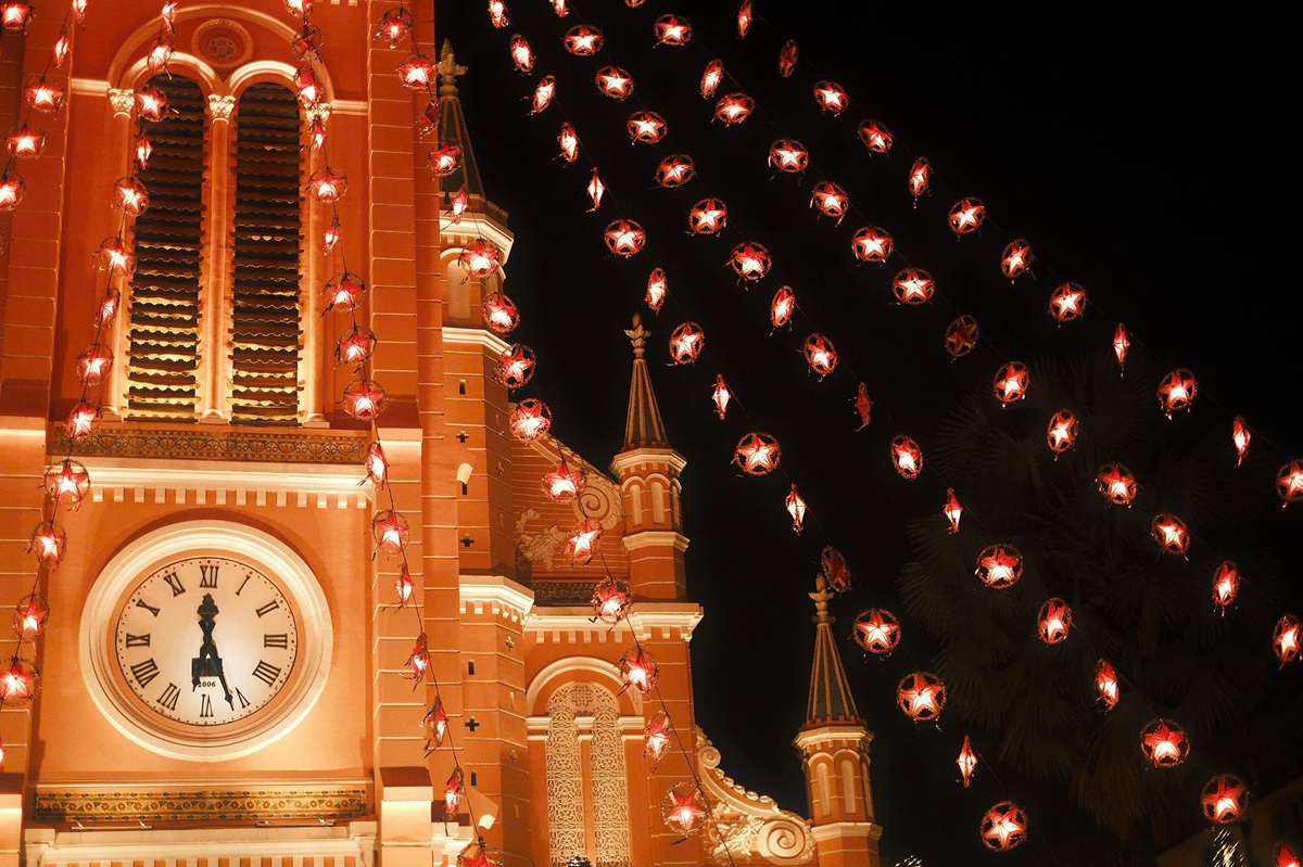 'nha tho mau hong' o tp.hcm trong sac den giang sinh - 7