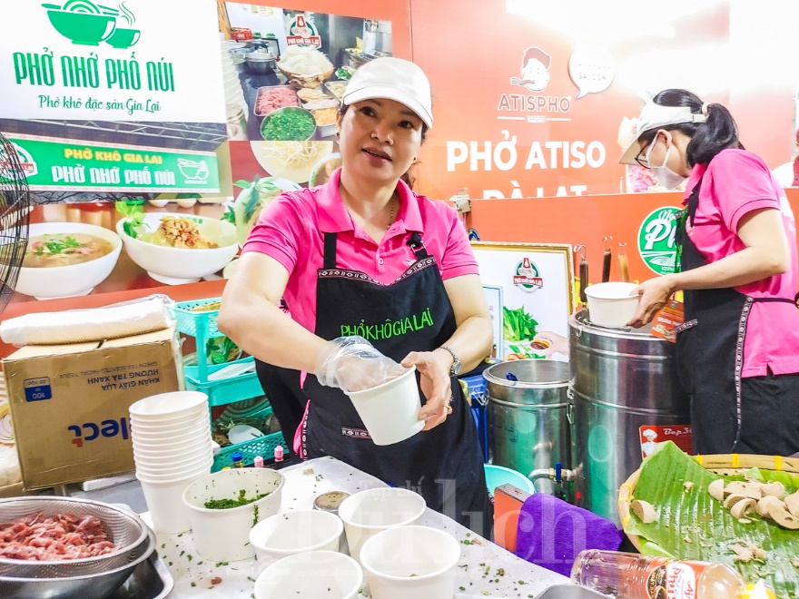 Hấp dẫn hương vị phở: Chuyến du hành ẩm thực từ núi rừng về phố thị - 13