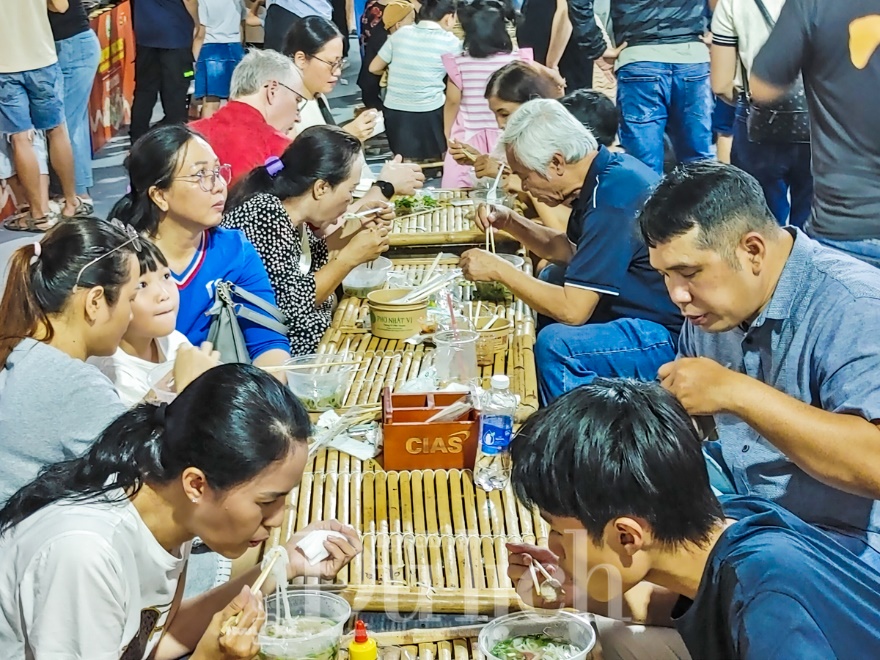 Hấp dẫn hương vị phở: Chuyến du hành ẩm thực từ núi rừng về phố thị - 4