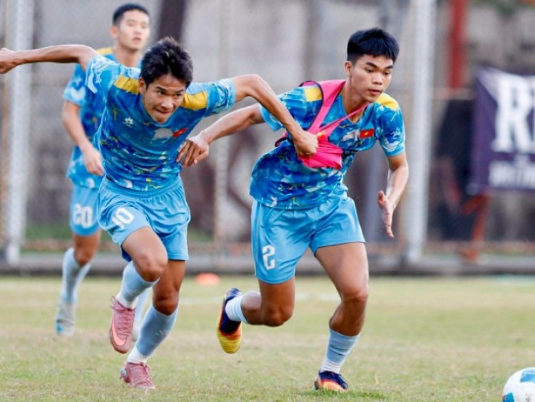 “Người hùng” Văn Thuận hưng phấn, thầy Kim lo chỉnh hàng thủ U22 Việt Nam