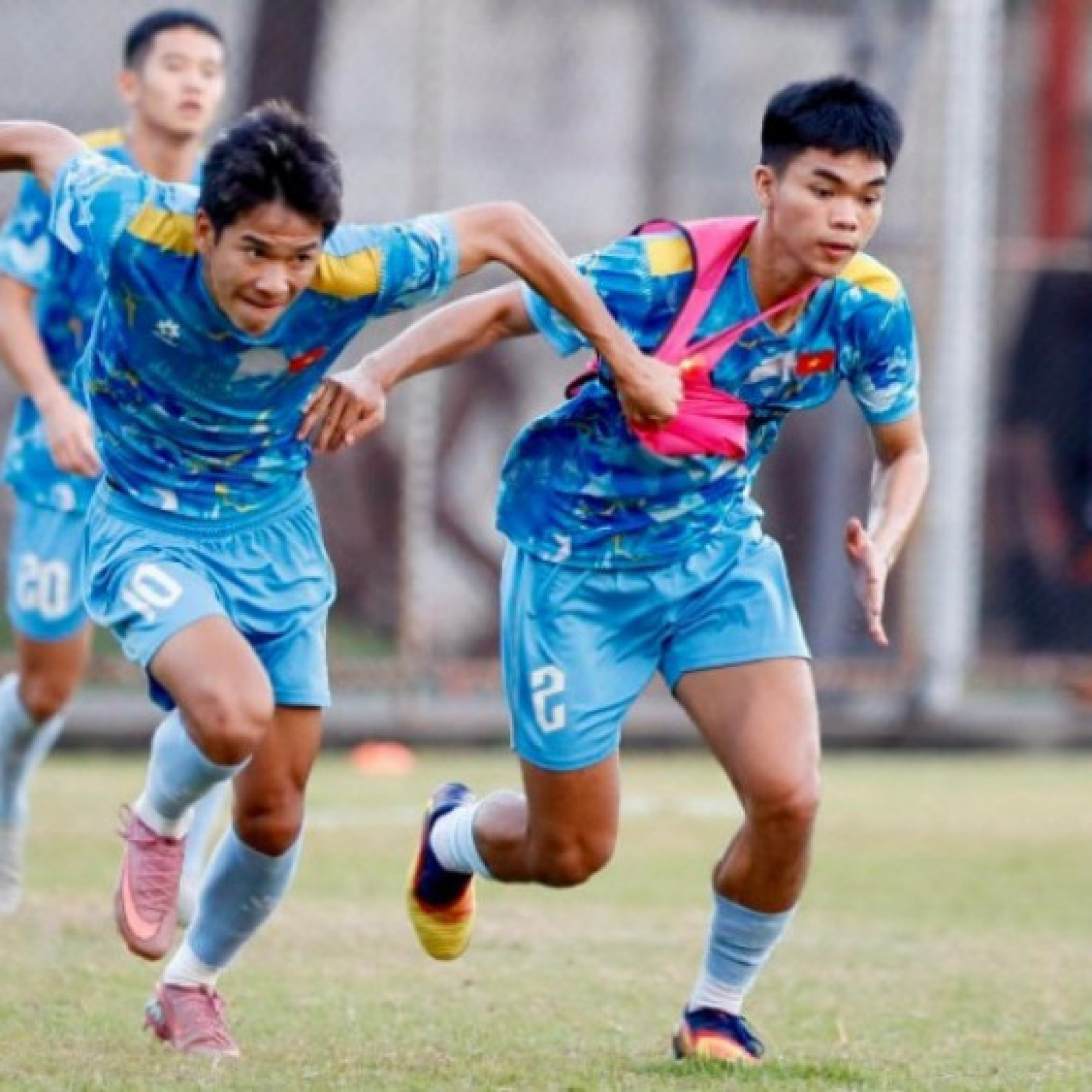  - “Người hùng” Văn Thuận hưng phấn, thầy Kim lo chỉnh hàng thủ U22 Việt Nam